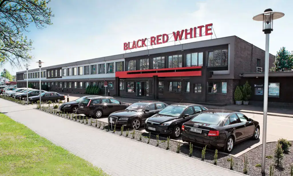 zwolnienia Black Red White