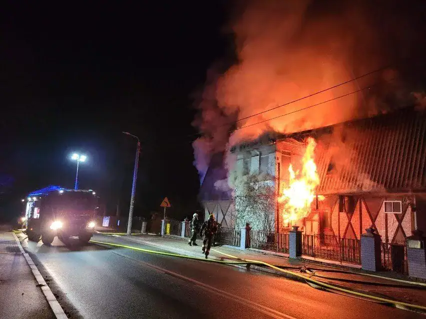 Tragiczny pożar w Supraślu pozostawił starsze małżeństwo bez dachu nad głową. Dwie lokalne parafie zorganizowały zbiórki, by pomóc poszkodowanym.
