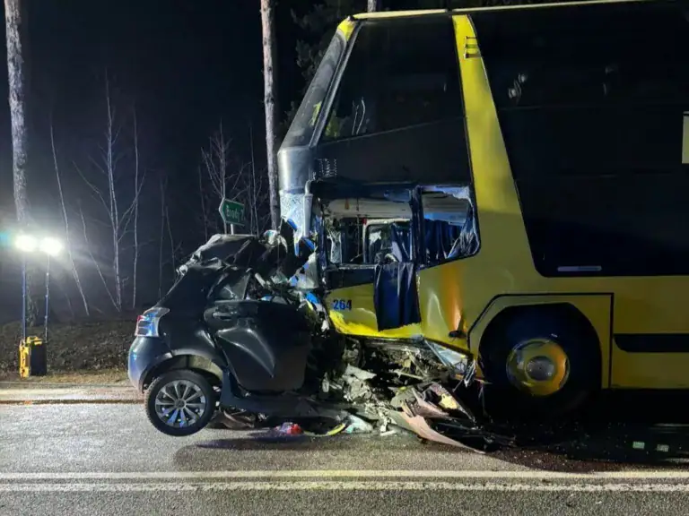 Wypadek na DK8 śmiertelne zderzenie autobusu i osobówki