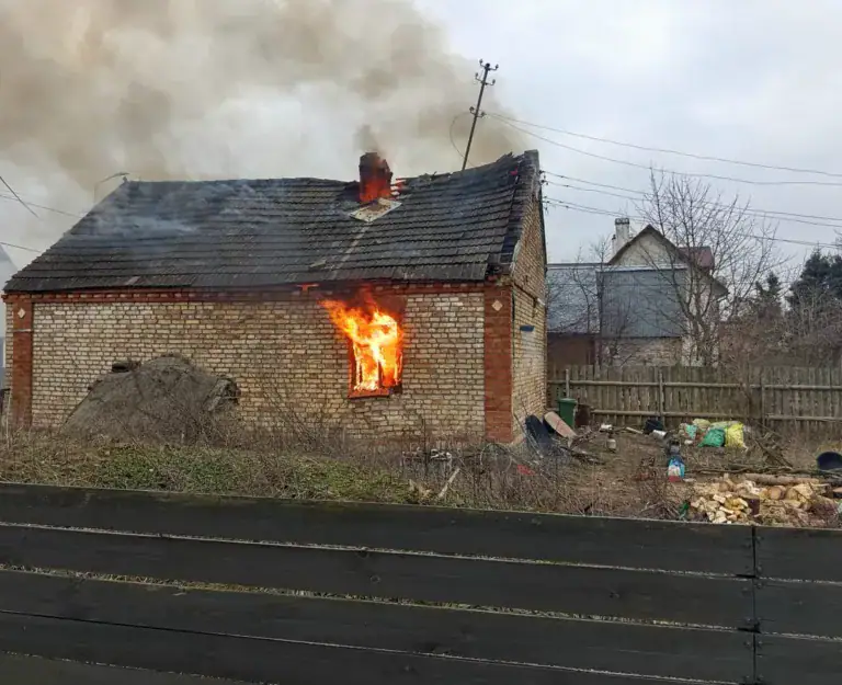 Policjanci uratowali mężczyznę z pożaru