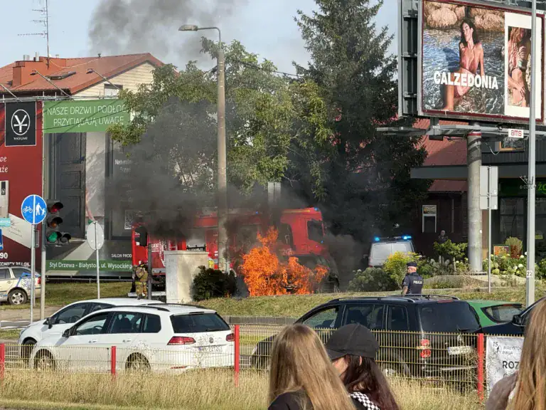 pożar samochodu przy Galerii Białej w Białymstoku