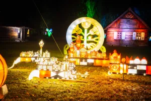 Zaczarowany Skansen rozświetla Białystok. Park iluminacji zaprasza w długi weekend