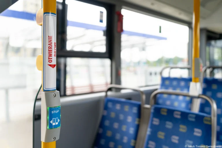 Od 1 lipca zmiany w autobusach BKM. Pasażerowie sami otworzą drzwi, a część przystanków będzie „na żądanie”