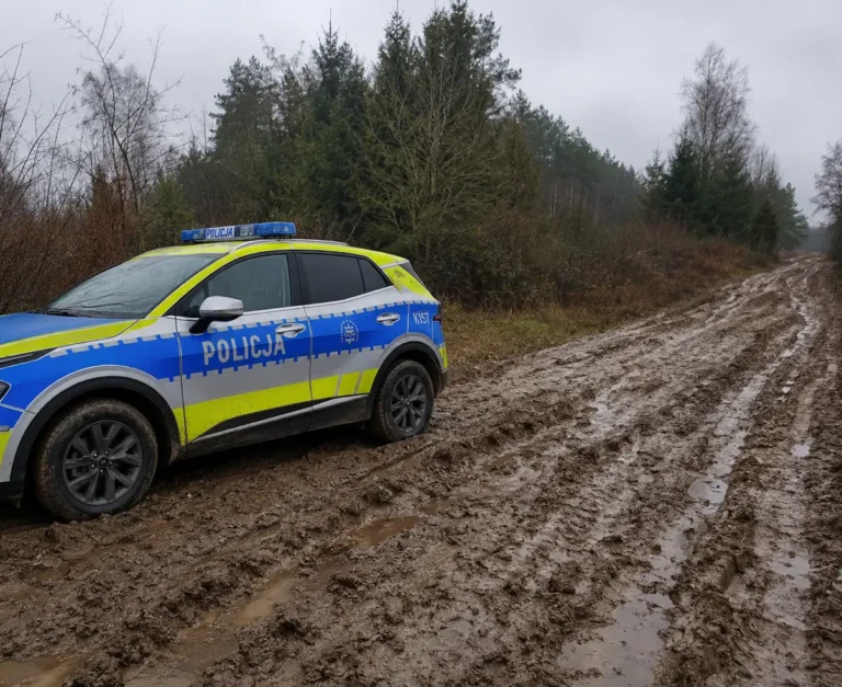 Z cofniętymi uprawnieniami utknął autem w lesie. Interweniowali policjanci z Białegostoku