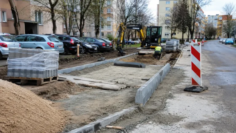 Nowe parkingi i chodniki przy Żurawiej i Skorupskiej. Miasto zaczyna prace