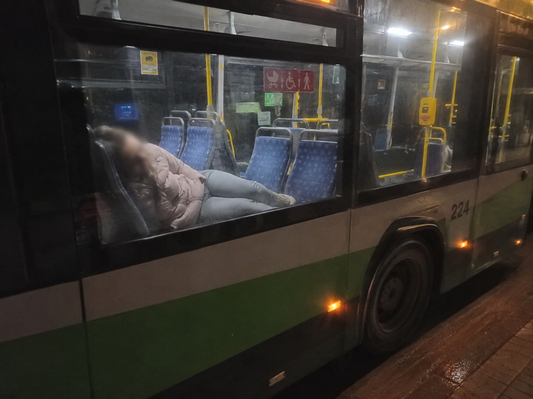 Nietrzeźwa 18-latka zasnęła w podmiejskim autobusie. Obudziła się w zamkniętym pojeździe